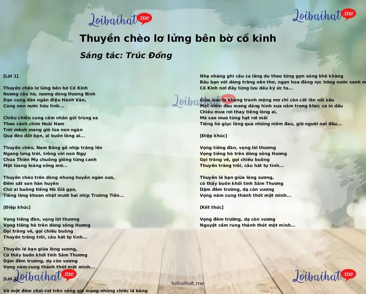 Thuyền chèo lơ lửng bên bờ cố kinh